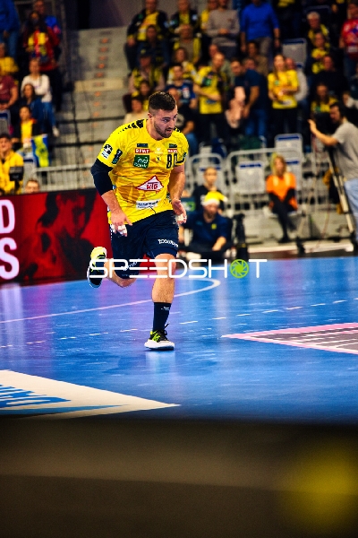 Ein Spieler der Rhein Neckar Löwen rennt über das Spielfeld.