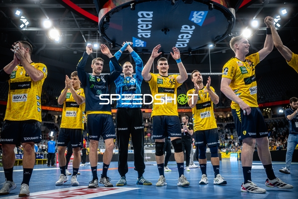 RNL Spieler applaudieren