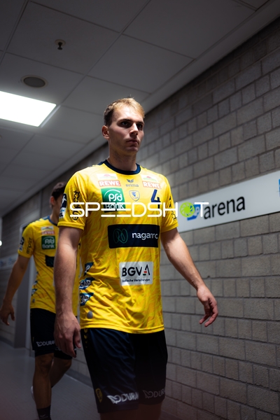 Mathias Larson (4; Rhein Neckar Löwen) betritt den Gang