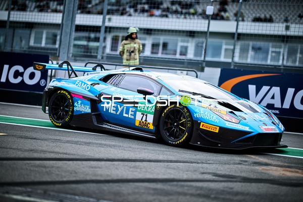Rennfahrzeug in der Boxengasse