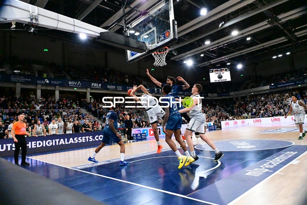 Marten Linßen (12; Gladiators Trier) beim Wurf