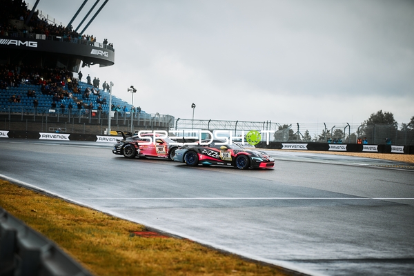 Zwei Porsche auf nasser Strecke