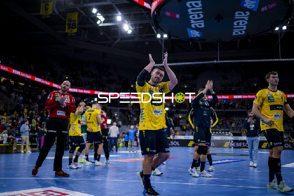 Klatschen von Jannik Kohlbacher (80; Rhein Neckar Löwen), Steven Plucnar Jacobsen (9; Rhein Neckar Löwen) und Mike Jensen (20; Rhein Neckar Löwen)