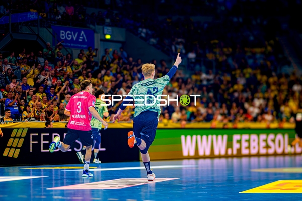 Wurf auf das Tor von Jon Lindenchrone Andersen (42; Rhein Neckar Löwen)