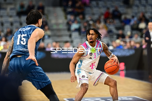 Zachery Cooks (3; Telekom Baskets Bonn) mit Ball gegen Marcel Keßen (15; MLP Academics Heidelberg)