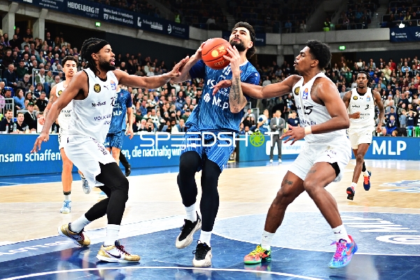 Marcel Keßen (15; MLP Academics Heidelberg) mit Ball gegen Chip Flanigan (30; Basketball Löwen Braunschweig) und Teamkollegen