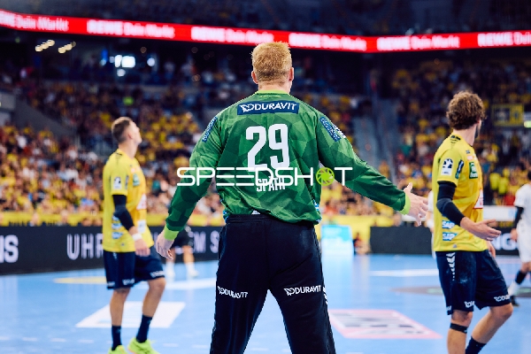 Ein Torhüter der Rhein Neckar Löwen ist auf dem Spielfeld positioniert.