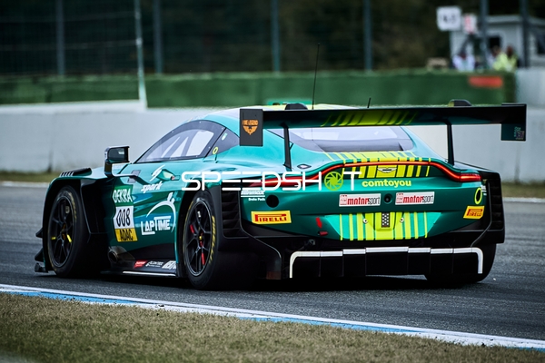 Rennfahrzeug auf der Rennstrecke