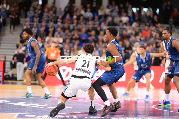 DJ Horne (0; MLP Academics Heidelberg) und Osun Osunniyi (12; MLP Academics Heidelberg) in Aktion