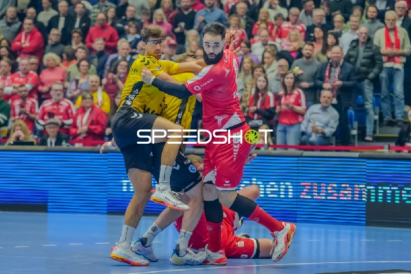 Rubén Marchán (2; MT Melsungen) und Antonio Serradilla Cuenca (15; TVB 1898 Stuttgart) im Zweikampf