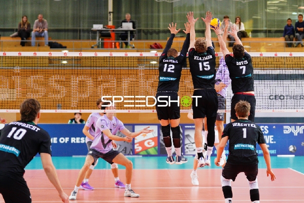 Block am Netz von Noel Simon Jakob Krassnig (12; TSV Haching München), Jakub Klajmon (15; TSV Haching München) und Yoan David (7; TSV Haching München)