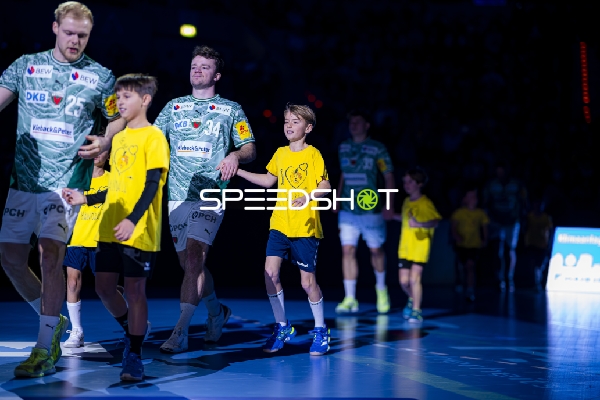 Einlauf von Matthes Langhoff (13; Füchse Berlin) und Hákun West av Teigum (34; Füchse Berlin)