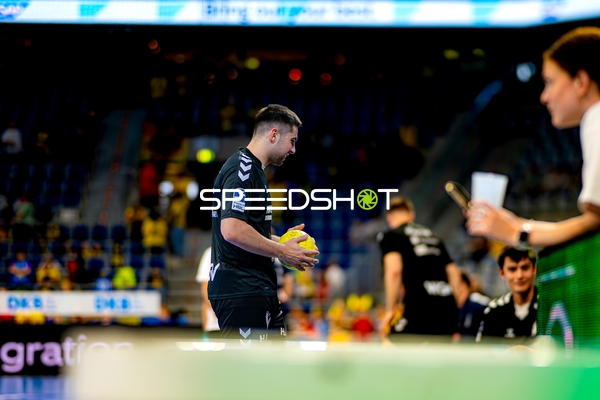 Spieler prellt Handball