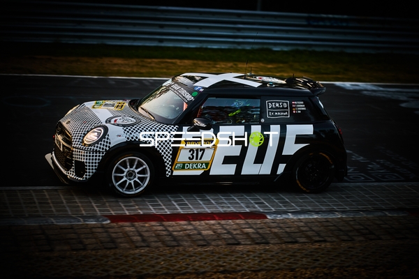 Fahrzeug #317 auf der Rennstrecke