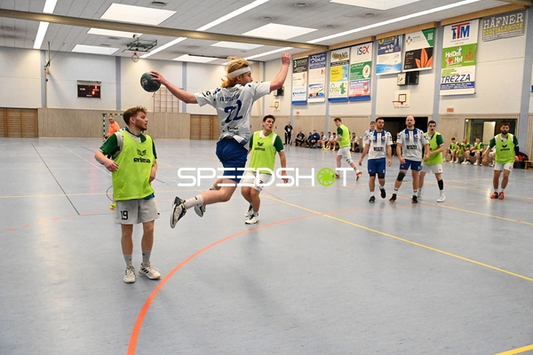 Dynamischer Sprungwurf im Handballspiel