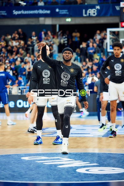 Ferdinand Zylka (6, Basketball Löwen Braunschweig) wirft