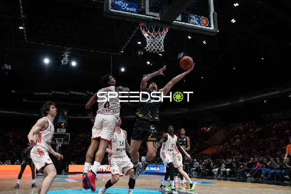 Joshua Obiesie (8, Basketball Löwen Braunschweig) mit Wurf am Korb