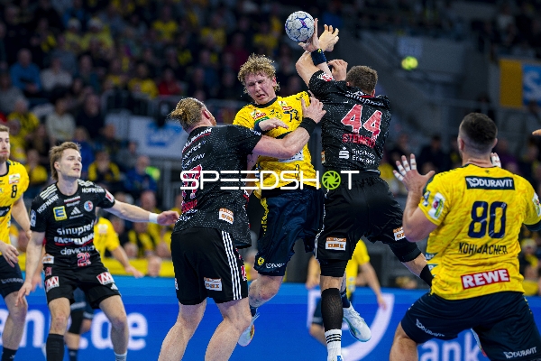 Edwin Aspenbäck (78; Rhein Neckar Löwen) und Christopher Bissel (21; HC Erlangen) im Zweikampf