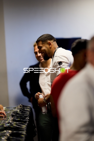 Ringside-Zone Face-Off