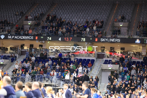 Stadion-Szene mit Spielstandanzeige