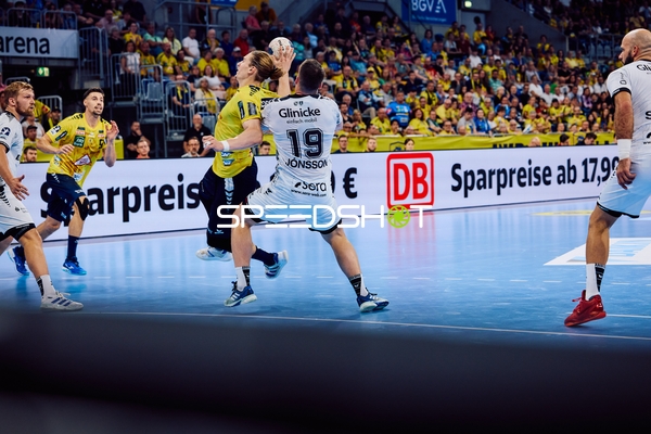 Ein Spieler der Rhein Neckar Löwen versucht, ein Tor gegen MT Melsungen zu erzielen.