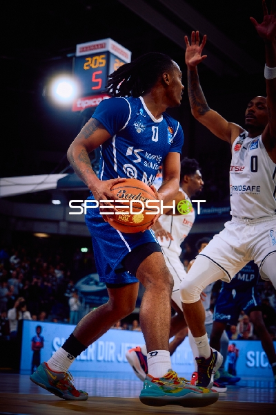 Ein Spieler der MLP Academics Heidelberg kontrolliert den Ball unter Druck.