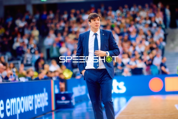 Trainer von Alba Berlin am Spielfeldrand