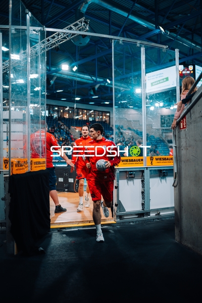 Moritz Strosack (29; SG BBM Bietigheim) und Dominik Claus (7; SG BBM Bietigheim) laufen aus dem Tunnel