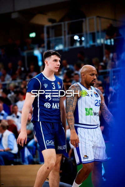 Spielszene Andrew O’Brien (3;MLP Academics Heidelberg), Jordan Theodore (25;Frankfurt Skyliners)