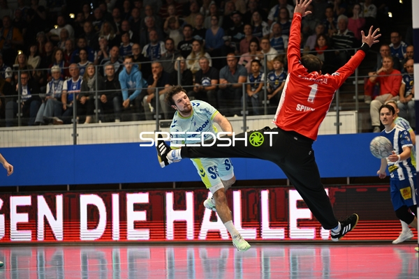 Dominik Kuzmanovic (1; VfL Gummersbach) pariert Wurf von Moritz Ende (21; ThSV Eisenach)