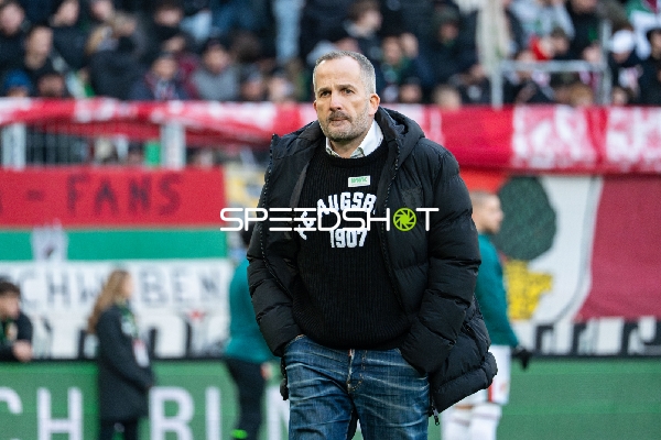 Trainer Manuel Baum von FC Augsburg auf dem Spielfeld