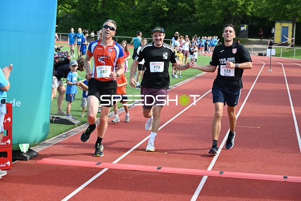 Gemeinsamer Zieleinlauf TVE Sommerlauf