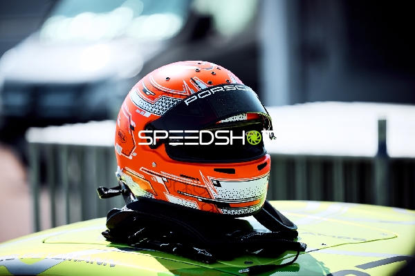 Porsche Helm auf Fahrzeug