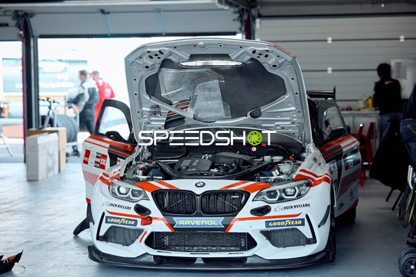 Rennwagen-Reparatur in der Werkstatt