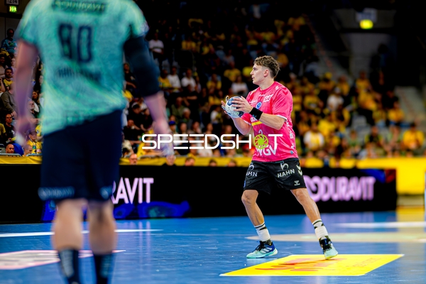 Spieler passt den Ball