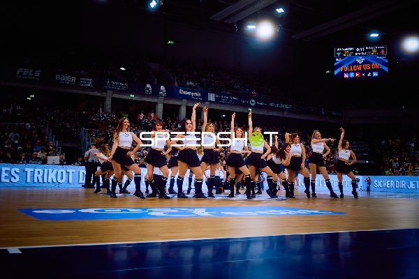 Cheerleader-Performance