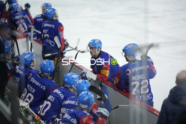 Spieler von EHC Kloten auf der Bank