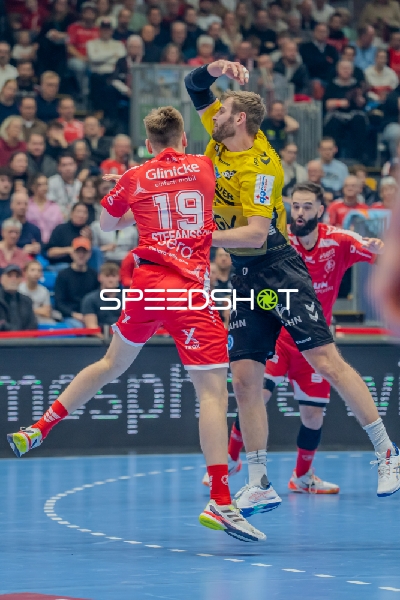 Szene mit Samuel Rothlisberger (17; TVB 1898 Stuttgart) und Rubén Marchán (2; MT Melsungen)