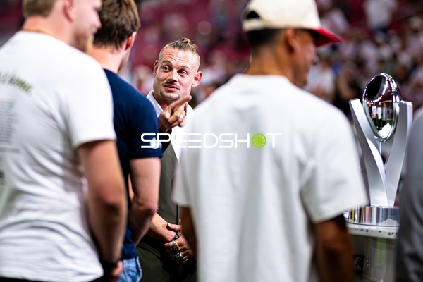 Gespräch neben Pokal