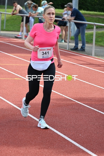 Läuferin mit Startnummer 341 auf der Bahn