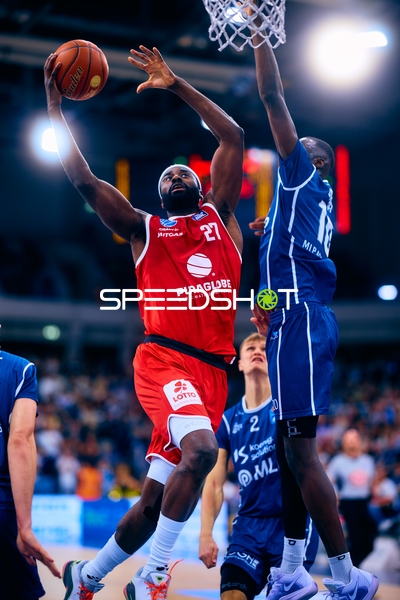 Syntainics MBC Spieler geht zum Dunk gegen MLP Academics