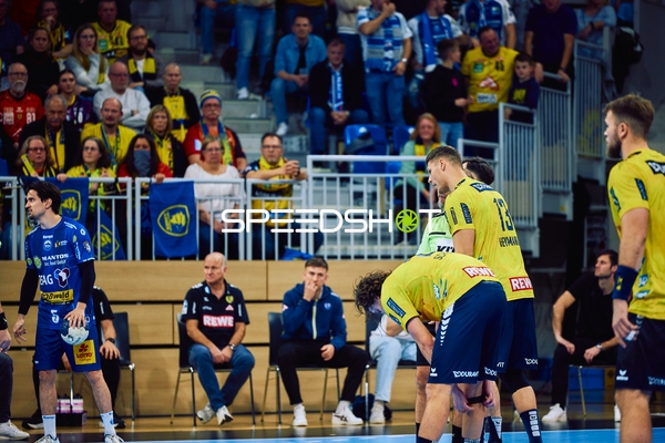 Spieler von Rhein Neckar Löwen sind in einer Besprechung auf dem Spielfeld.