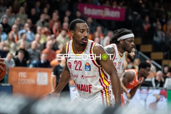 Spielaktion mit Johnathan Stove (22; Würzburg Baskets) und Charles Thompson (32; Würzburg Baskets)