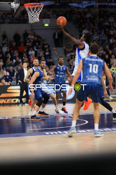 Samuell Williamson (10; MLP Academics Heidelberg) mit Wurf am Korb