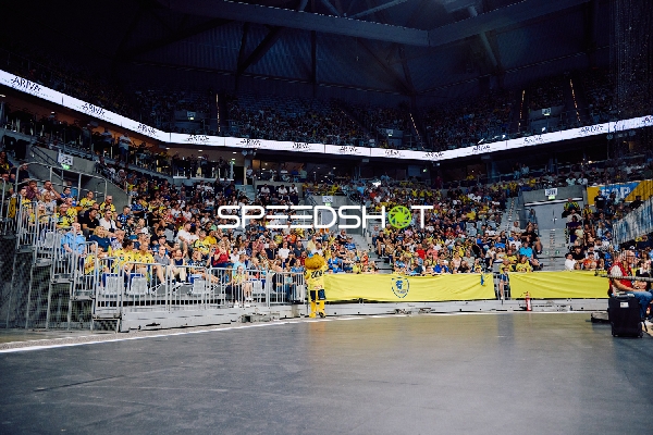 Fans beobachten das Spiel in der Halle.