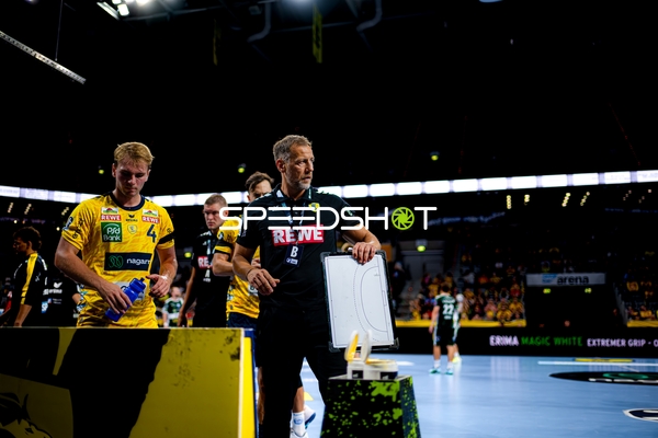 Mathias Larson (4; Rhein Neckar Löwen) mit Trainer und Co-Trainer