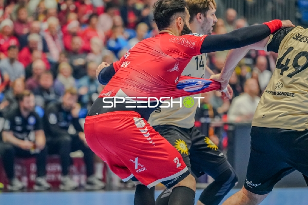 Leon Stehl (2; MT Melsungen) und Aron Seesing (49; Bergischer HC) im Zweikampf