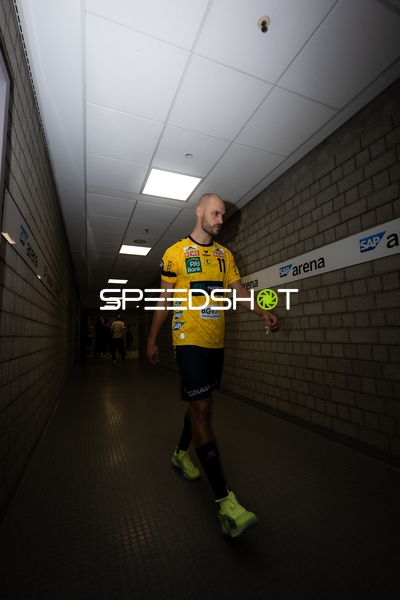 Lukas Sandell (11; Rhein Neckar Löwen) läuft im Gang