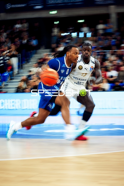 DJ Horne (0, MLP Academics Heidelberg) dribbelt, Barra Njie (13, Basketball Löwen Braunschweig) verteidigt