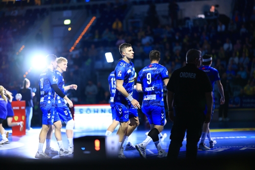 Spieler von TVB 1898 Stuttgart betreten das Spielfeld